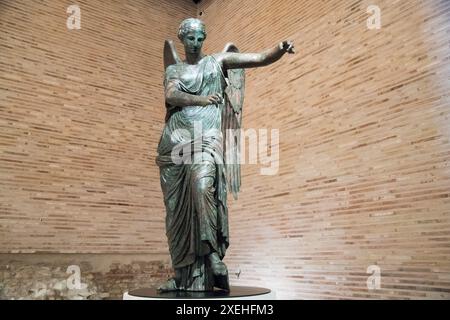 Antica statua romana in bronzo Vittoria alata di Brescia del III a.C. o i secolo a.C. nel Tempio Capitolino di Brescia Foto Stock