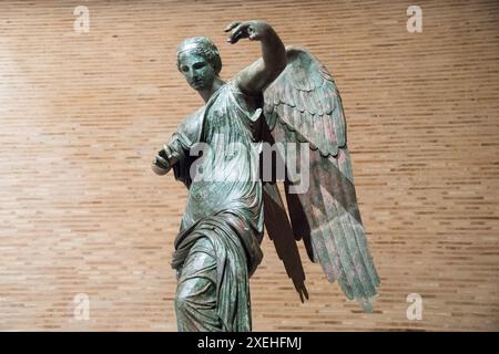 Antica statua romana in bronzo Vittoria alata di Brescia del III a.C. o i secolo a.C. nel Tempio Capitolino di Brescia Foto Stock