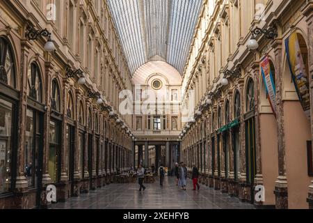 9 giugno 2024: Le Galeries Royales Saint Hubert, un insieme di tre gallerie commerciali in vetro nel centro di Bruxelles, in Belgio, sono state progettate e costruite dalla Foto Stock