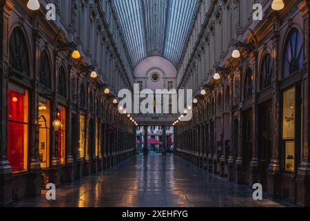 7 giugno 2024: Le Galeries Royales Saint Hubert, un insieme di tre gallerie commerciali in vetro nel centro di Bruxelles, in Belgio, sono state progettate e costruite dalla Foto Stock