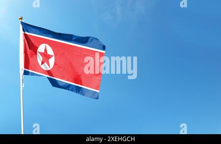 Bandiera della Corea del Nord nel cielo nuvoloso. sventolando nel cielo Foto Stock