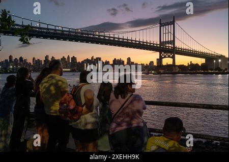 New York, Stati Uniti. 27 giugno 2024. Gli spettatori si riuniscono per assistere allo spettacolo di fuochi d'artificio annuale delle celebrazioni del giorno dell'indipendenza di Central Astoria Park, nel quartiere Queens di New York City. Credito: SOPA Images Limited/Alamy Live News Foto Stock