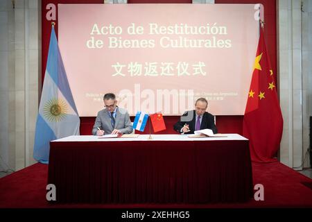 Buenos Aires, Argentina. 27 giugno 2024. Rappresentanti di Cina e Argentina partecipano ad una cerimonia per la restituzione delle reliquie culturali in Cina a Buenos Aires, Argentina, il 27 giugno 2024. L'ambasciata cinese in Argentina ha ricevuto 14 pezzi di reliquie culturali tornati in Cina dal paese sudamericano qui giovedì. Crediti: Martin Zabala/Xinhua/Alamy Live News Foto Stock