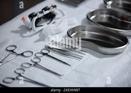 Immagine di sfondo di strumenti chirurgici in metallo disposti sul tavolo in sala operatoria presso lo spazio di copia dell'ospedale Foto Stock