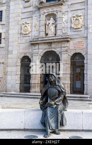 Vista della statua, del luogo di nascita e della chiesa di Santa Teresa d'Avila Foto Stock