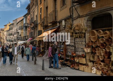 Persone che si godono un pomeriggio primaverile nel centro storico di Segovia Foto Stock