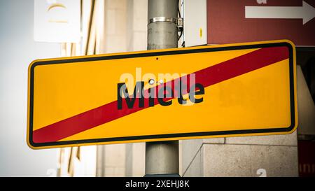 Indica la strada diretta per l'affitto di casa contro l'acquisto Foto Stock