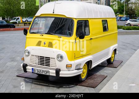 Bucarest, Romania, 4 maggio 2021 Vecchia Renault classica retrò di colore giallo brillante francese parcheggiata in una strada in una soleggiata giornata primaverile Foto Stock