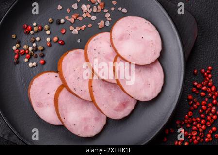 Deliziosa salsiccia affumicata con sale e spezie tagliate a fette Foto Stock