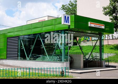 Bucarest, Romania - 22 giugno 2021: Ingresso principale alla stazione della metropolitana Valea Ialomitei nel quartiere Dr Taberei o Drumul Taberei Foto Stock