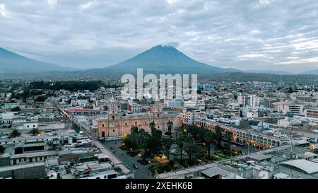 Lima. 19 giugno 2024. Una foto aerea scattata il 19 giugno 2024 mostra la città di Arequipa ai piedi del vulcano Misti in Perù. Crediti: Li Muzi/Xinhua/Alamy Live News Foto Stock