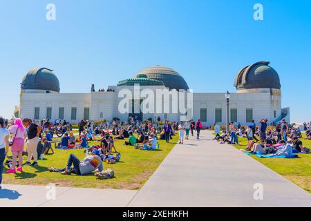 Los Angeles, California - 8 aprile 2024: La folla si riunisce a Griffith Park per assistere a un'eclissi solare, con l'iconico osservatorio Griffith sul retro Foto Stock