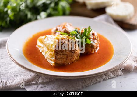 Peperone verde ripieno con polpette di carne in salsa di pomodoro, gnocchi di pasta madre sullo sfondo. Foto Stock