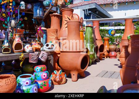 San Diego, California - 16 aprile 2024: Chimene di terracotta e vasi colorati in mostra nel centro storico di San Diego Historic Park. Foto Stock