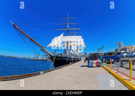 San Diego, California - 16 aprile 2024: Turisti che esplorano lo storico veliero attraccato al porto di San Diego, la Stella dell'India. Foto Stock