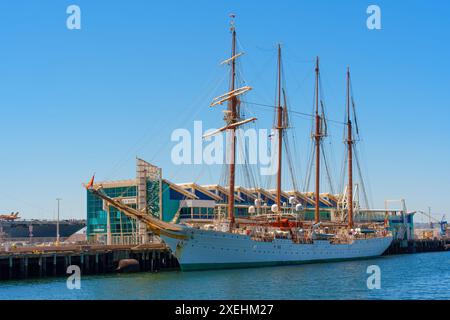 San Diego, California - 16 aprile 2024: Nave addestrativa a vela Juan Sebastián Elcano con le sue vele giù, ormeggiata al porto del Museo marittimo di San Diego sotto Foto Stock