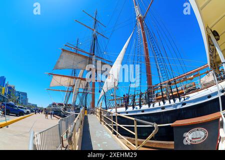 San Diego, California - 16 aprile 2024: Primo piano della passerella che conduce allo storico veliero Star of India al molo del Museo marittimo di San Diego, Foto Stock
