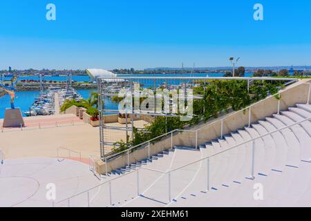 San Diego, California - 16 aprile 2024: Ampia scalinata che porta al punto panoramico che si affaccia sul porticciolo di San Diego. Foto Stock