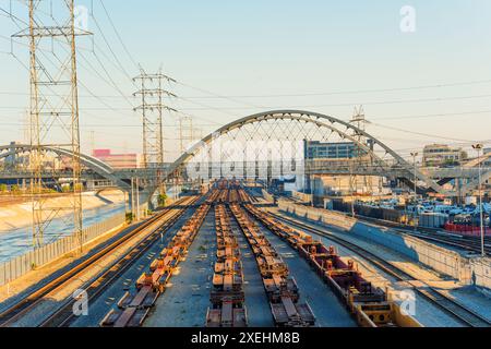 Los Angeles, California - 12 aprile 2024: Veduta dei binari e del deposito ferroviario sotto il 6th Street Bridge Foto Stock