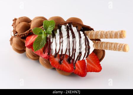 Hong kong o waffle a bolle con gelato, cioccolato, marshmallows e fragole isolate su sfondo bianco Foto Stock