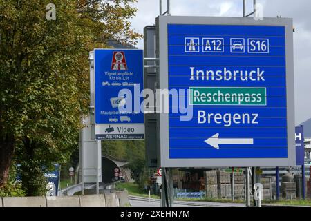 Cartello autostradale Bregenz Innsbruck Foto Stock