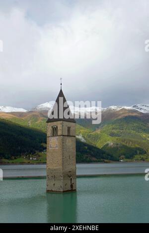 Campanile dell'ex chiesa parrocchiale di Santa Katharina in Reschensee Alto Adige Foto Stock