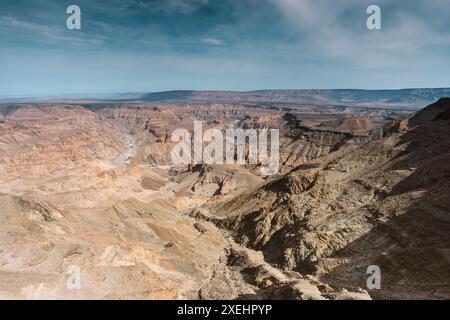 Vista aerea panoramica del profondo Canyon roccioso del fiume Fish River in Namibia durante la stagione secca Foto Stock