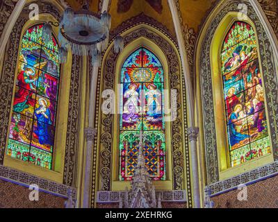 02 01 2024 Vintage Old Art of Scolored Glass presso la Cattedrale del Santo nome, la chiesa di Colaba nella zona sud di Mumbai. Maharashtra INDIA Asia Foto Stock