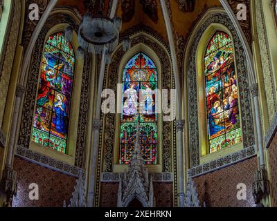 02 01 2024 Vintage Old Art of Scolored Glass presso la Cattedrale del Santo nome, la chiesa di Colaba nella zona sud di Mumbai. Maharashtra INDIA Asia Foto Stock