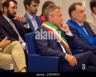 Cremona, Italia - 26 giugno 2024 evento della Guardia di Finanza 250° anniversario - politico che indossa una fascia italiana ascoltando attentamente un relatore a. Foto Stock