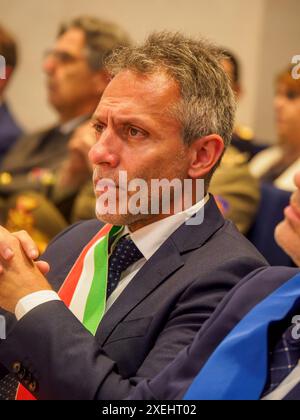 Cremona, Italia - 26 giugno 2024 Guardia di Finanza 250° anniversario evento - Major ascolta attentamente durante una conferenza Foto Stock