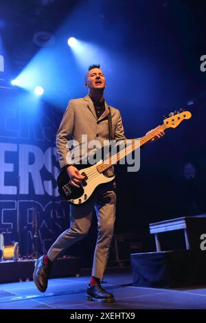 Justin Bivona von der Band The Interrupters bei einem Konzert im Huxleys Neue Welt a Berlino, 27. Juni 2024. The Interrupters Konzert Berlin *** Justin Bivona della band The Interrupters in un concerto all'Huxleys Neue Welt di Berlino, 27 giugno 2024 The Interrupters Concert Berlin Foto Stock