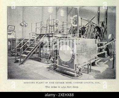 IMPIANTO DI SOLLEVAMENTO DELLA MINIERA DI GEYSER. CONTEA DI CUSTER, COL. La miniera è profonda 2.650 piedi. DALL'ARTICOLO L'EVOLUZIONE DELL'ESTRAZIONE MINERARIA E DEL TRATTAMENTO DEI MINERALI IN COLORADO. Di Thomas Tonge. Dalla rivista Engineering dedicata al progresso industriale volume XVIII 1899-1900 The Engineering Magazine Co Foto Stock