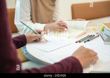 L'apprendimento con gli amici i giovani studenti universitari Tutor per l'esame aiuta i compiti scolastici insieme withÂ la cattura degli amici Foto Stock