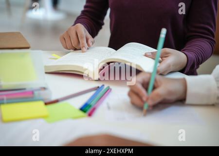 L'apprendimento con gli amici i giovani studenti universitari Tutor per l'esame aiuta i compiti scolastici insieme withÂ la cattura degli amici Foto Stock