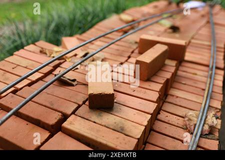 Pallet una pila di materiali da costruzione in mattoni rossi di nuovi mattoni rossi per la costruzione. Foto Stock