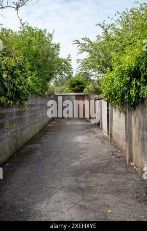 Lane che conduce al Tto He Recreation Ground a Penarth nel Galles del Sud Foto Stock