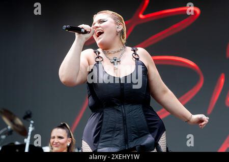 Milano, Italia. 27 giugno 2024. BigMama si esibisce dal vivo in concerto durante l'IDAYS Festival all'Ippodromo SNAI di Milano, il 27 giugno 2024 (foto di Mairo Cinquetti/NurPhoto) crediti: NurPhoto SRL/Alamy Live News Foto Stock