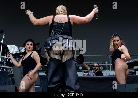 Milano, Italia. 27 giugno 2024. BigMama si esibisce dal vivo in concerto durante l'IDAYS Festival all'Ippodromo SNAI di Milano, il 27 giugno 2024 (foto di Mairo Cinquetti/NurPhoto) crediti: NurPhoto SRL/Alamy Live News Foto Stock