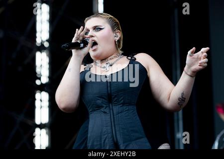 Milano, Italia. 27 giugno 2024. BigMama si esibisce dal vivo in concerto durante l'IDAYS Festival all'Ippodromo SNAI di Milano, il 27 giugno 2024 (foto di Mairo Cinquetti/NurPhoto) crediti: NurPhoto SRL/Alamy Live News Foto Stock