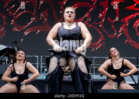 Milano, Italia. 27 giugno 2024. BigMama si esibisce dal vivo in concerto durante l'IDAYS Festival all'Ippodromo SNAI di Milano, il 27 giugno 2024 (foto di Mairo Cinquetti/NurPhoto) crediti: NurPhoto SRL/Alamy Live News Foto Stock