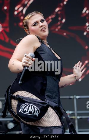 Milano, Italia. 27 giugno 2024. BigMama si esibisce dal vivo in concerto durante l'IDAYS Festival all'Ippodromo SNAI di Milano, il 27 giugno 2024 (foto di Mairo Cinquetti/NurPhoto) crediti: NurPhoto SRL/Alamy Live News Foto Stock