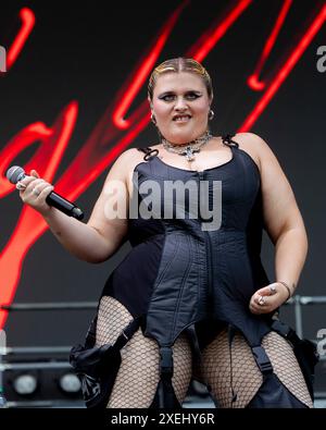 Milano, Italia. 27 giugno 2024. BigMama si esibisce dal vivo in concerto durante l'IDAYS Festival all'Ippodromo SNAI di Milano, il 27 giugno 2024 (foto di Mairo Cinquetti/NurPhoto) crediti: NurPhoto SRL/Alamy Live News Foto Stock