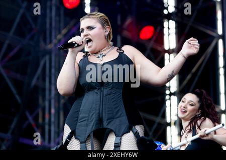 Milano, Italia. 27 giugno 2024. BigMama si esibisce dal vivo in concerto durante l'IDAYS Festival all'Ippodromo SNAI di Milano, il 27 giugno 2024 (foto di Mairo Cinquetti/NurPhoto) crediti: NurPhoto SRL/Alamy Live News Foto Stock