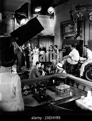 GEORGE BRUCIA LEILA HYAMS BING CROSBY GRACIE ALLEN STUART ERWIN e due delle SORELLE BOSWELL sul set in modo sincero con il regista FRANK TUTTLE (con occhiali e baffi) e la camera / Movie Crew durante le riprese DELLA GRANDE TRASMISSIONE del 1932 il regista FRANK TUTTLE Paramount Pictures Foto Stock