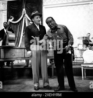 BING CROSBY e LOUIS ARMSTRONG sul set prove candid durante le riprese di ALTA SOCIETÀ 1956 regista CHARLES WALTERS sceneggiatura John Patrick dalla commedia The Philadelphia Story di Philip Barry musica e testi Cole Porter Sol C. Siegel Productions / Bing Crosby Productions / Metro Goldwyn Mayer (MGM) Foto Stock