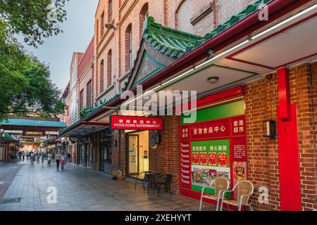Adelaide, Australia del Sud - 19 dicembre 2020: Caffè, ristoranti e boutique con gente nel centro di Adelaide City Chinatown verso Gouger Str Foto Stock