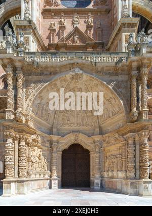 Vista della porta principale e dell'arco scolpito dell'ingresso della Cattedrale di Santa Maria ad Astorga Foto Stock