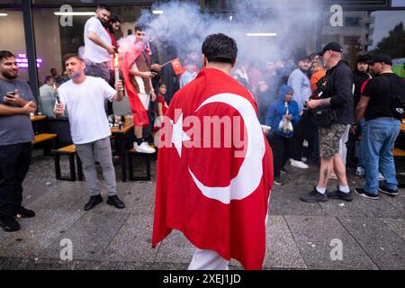 Türkische Fußballfans feiern a Berlin-Kreuzberg anlässlich des Fußballspiels Türkei gegen Georgien während der UEFA EURO 2024. / I tifosi turchi di calcio festeggiano a Berlino-Kreuzberg in occasione della partita di calcio tra Turchia e Georgia durante UEFA EURO 2024. Snapshot-Photography/K.M.Krause *** i tifosi turchi di calcio festeggiano a Berlino Kreuzberg in occasione della partita di calcio tra Turchia e Georgia durante UEFA EURO 2024 i tifosi turchi di calcio festeggiano a Berlino Kreuzberg in occasione della partita di calcio tra Turchia e Georgia durante UEFA EURO 2024 snapshot Photography K M. Kra Foto Stock