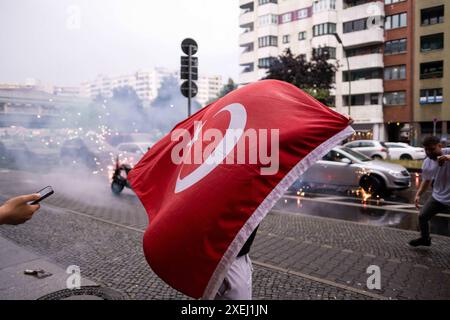 Türkische Fußballfans feiern a Berlin-Kreuzberg anlässlich des Fußballspiels Türkei gegen Georgien während der UEFA EURO 2024. / I tifosi turchi di calcio festeggiano a Berlino-Kreuzberg in occasione della partita di calcio tra Turchia e Georgia durante UEFA EURO 2024. Snapshot-Photography/K.M.Krause *** i tifosi turchi di calcio festeggiano a Berlino Kreuzberg in occasione della partita di calcio tra Turchia e Georgia durante UEFA EURO 2024 i tifosi turchi di calcio festeggiano a Berlino Kreuzberg in occasione della partita di calcio tra Turchia e Georgia durante UEFA EURO 2024 snapshot Photography K M. Kra Foto Stock